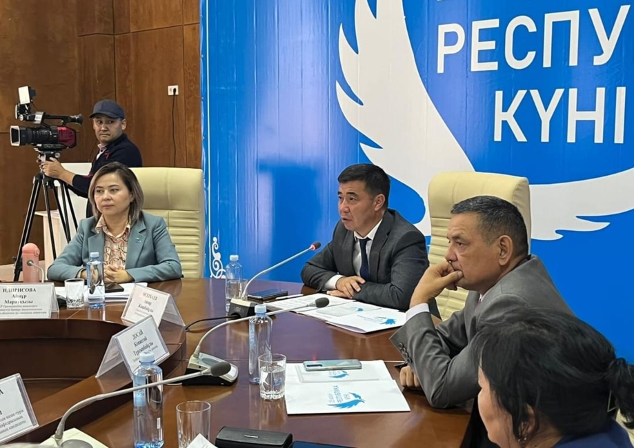 ТҮРКІСТАНДА РЕСПУБЛИКА КҮНІ МЕРЕКЕСІНЕ АРНАЛҒАН ДӨҢГЕЛЕК ҮСТЕЛ ӨТТІ